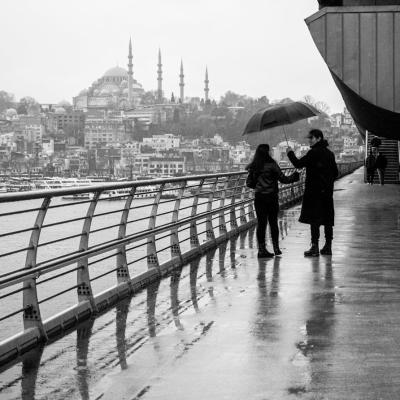 Când iubirea nu ține cont de ani: De ce nu e nicio problemă dacă bărbatul de care te-ai îndrăgostit e mai tânăr