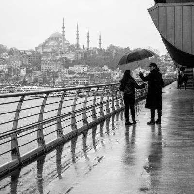 Când iubirea nu ține cont de ani: De ce nu e nicio problemă dacă bărbatul de care te-ai îndrăgostit e mai tânăr