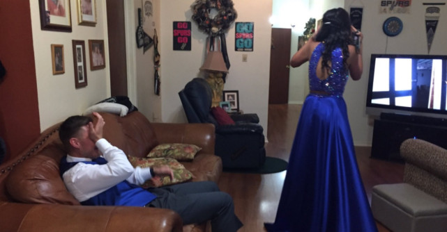 Acest tanar a inceput sa planga cand si-a vazut prietena in rochia de banchet