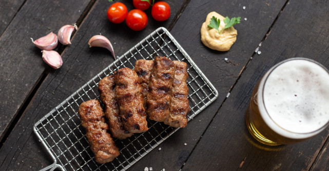 Câte calorii au micii la grătar în funcție de tipul de carne din care sunt făcuți? 