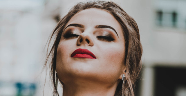 Cum alegi un machiaj de seară în funcție de ținuta ta