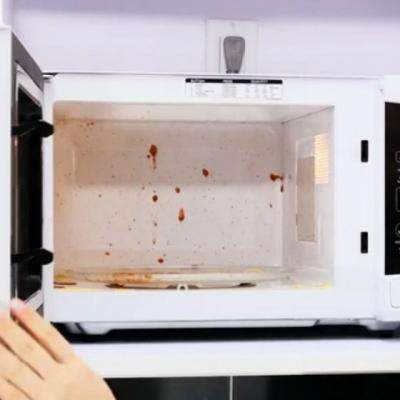 Cum sa cureti cuptorul cu microunde in doar cateva secunde cu acest super truc?