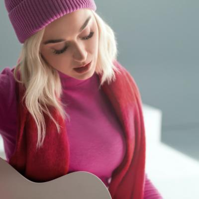 Katy Perry dezvăluie o înregistrare exclusivă a renumitei 'All You Need is Love, cu rolul de a ajuta copiii nevoiași
