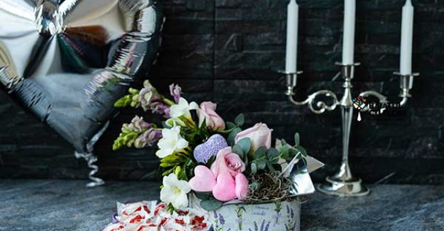 Colectia de Valentine's Day de la Baiatul cu Flori: Aranjamente florale si cadouri gourmet pentru ea&el 