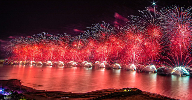 RAS AL KHAIMAH VA SĂRBĂTORI ÎNCEPUTUL ANULUI NOU CU UN SPECTACOL DE ARTIFICII FANTASTIC 