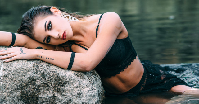 Cum sa fii sexy vara aceasta: haine cu detalii senzuale