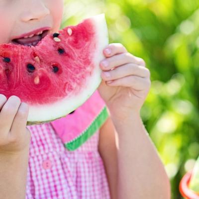 Sănătatea copiilor noștri: Cum îi putem convinge să mănânce mai multe fructe și legume