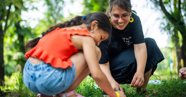 Cum poți deveni voluntar în cea mai mare organizație care sprijină copiii care cresc fără familie