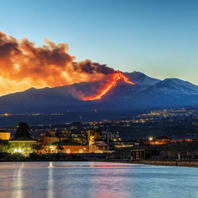 VIDEO:  Cel mai activ vulcan din Europa erupe din nou