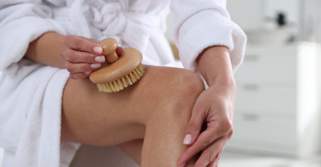 Dry Brushing : Ghidul Complet pentru o Piele Mai Sănătoasă și Beneficiile Perierii Uscate