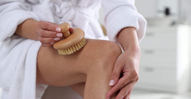 Dry Brushing : Ghidul Complet pentru o Piele Mai Sănătoasă și Beneficiile Perierii Uscate