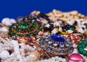 Bijuteriile care îți șoptesc povești: cum alegi piesa cu suflet, ce te reprezintă cu adevărat