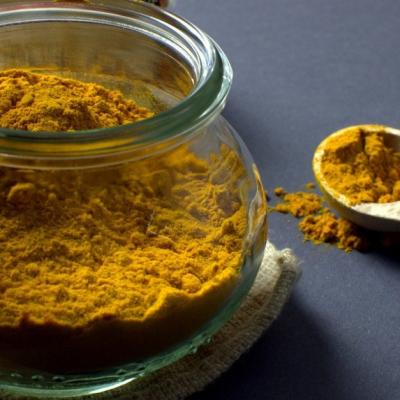 3 măști cu turmeric care îți fac tenul luminos și strălucitor