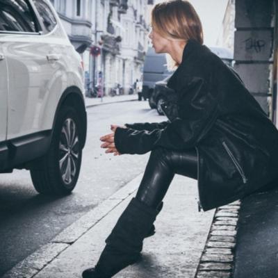 7 modele noi de pantaloni din piele și idei de ținute în care să-i porți