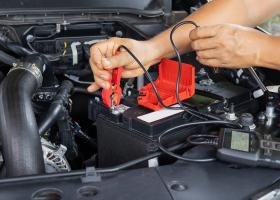 De ce se descarcă bateria auto? 6 cauze și sfaturi pentru întreținerea acesteia