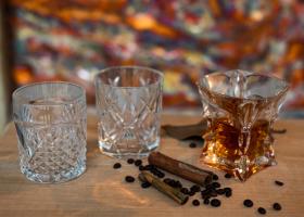 Top 5 motive pentru care paharele de whisky din cristal sunt indispensabile