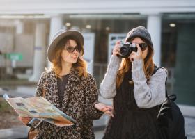 Călătorii solo sau cu prietenele: cum să te bucuri de experiențe fără griji