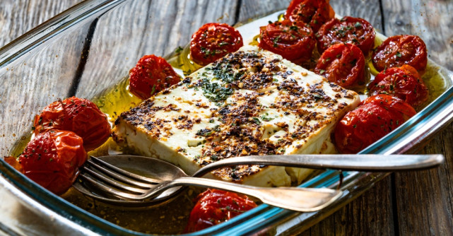 Roșii coapte cu feta și usturoi: rețeta de vară care transformă orice cină într-un festin mediteranean