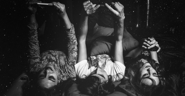 5 lucruri sanatoase pe care sa le faci inainte de culcare, in loc sa te uiti pe telefon