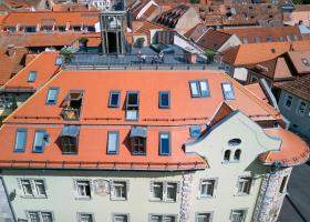 Schuster Boarding House: Bijuterie arhitecturală la poalele Tâmpei, evidențiată de ferestrele și balcoanele mansardei VELUX