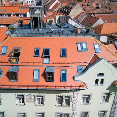 Schuster Boarding House: Bijuterie arhitecturală la poalele Tâmpei, evidențiată de ferestrele și balcoanele mansardei VELUX