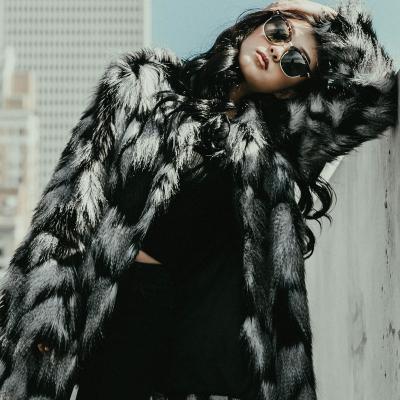 Jachete de blană artificială eco-friendly numai bune de purtat la toamnă