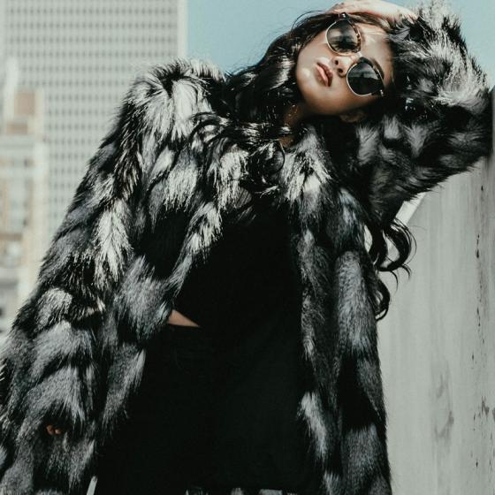 Jachete de blană artificială eco-friendly numai bune de purtat la toamnă