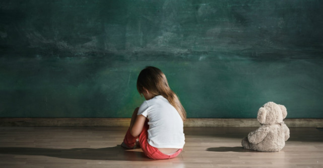 Rănile NEVINDECATE din copilărie ne ghidează viața. Evită să îi spui copilului tău următoarele cuvinte! 