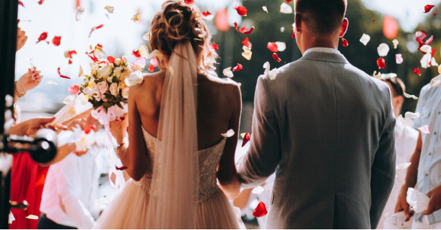 Cununia civilă: 6 modele de rochii elegante pentru marele eveniment