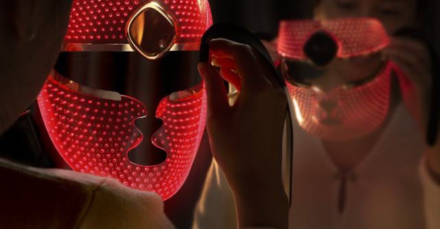 Lumină roșie, piele fericită – terapia LED care schimbă regulile anti-îmbătrânirii