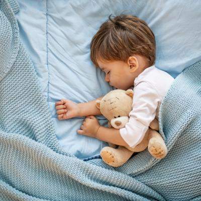 Strategii pentru părinți: Cum îți înveți copiii să doarmă singuri