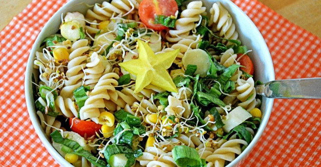 Salata de primavara cu legume, paste si dressing proaspat
