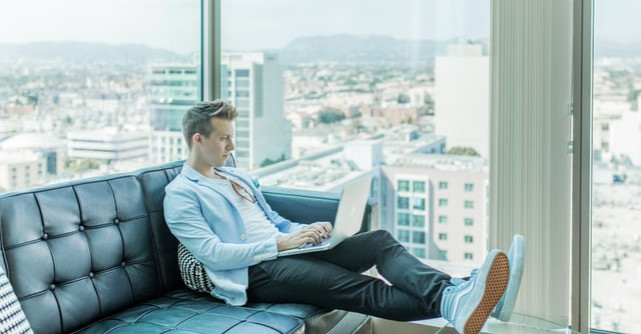 Cum îți alegi pantofii sport potriviți când îi comanzi online