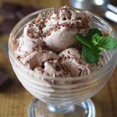 Inghetata cu menta si ciocolata, facuta in casa cu 4 ingrediente
