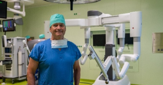 Sistemul de chirurgie robotica Da Vinci Xi