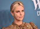 Charlize Theron, apariție spectaculoasă în verde smarald la gala Airbnb.org