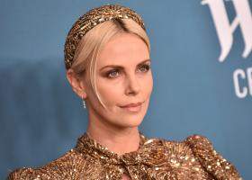 Charlize Theron, apariție spectaculoasă în verde smarald la gala Airbnb.org