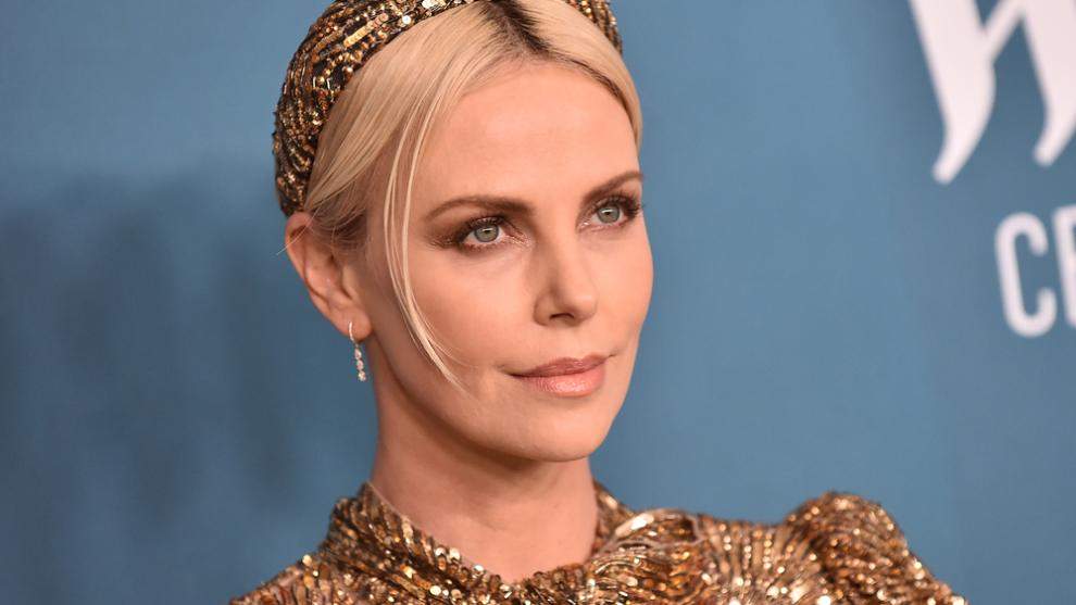 Charlize Theron, apariție spectaculoasă în verde smarald la gala Airbnb.org