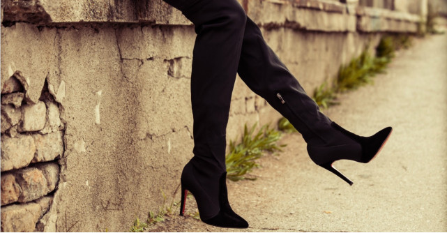 3 tinute smart casual cu cizme peste genunchi