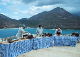 Chefi fără limite, filmat în cele mai spectaculoase locații din Grecia. Premiera luni, marţi şi miercuri, de la 20:30, la Antena