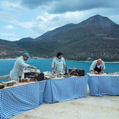Chefi fără limite, filmat în cele mai spectaculoase locații din Grecia. Premiera luni, marţi şi miercuri, de la 20:30, la Antena