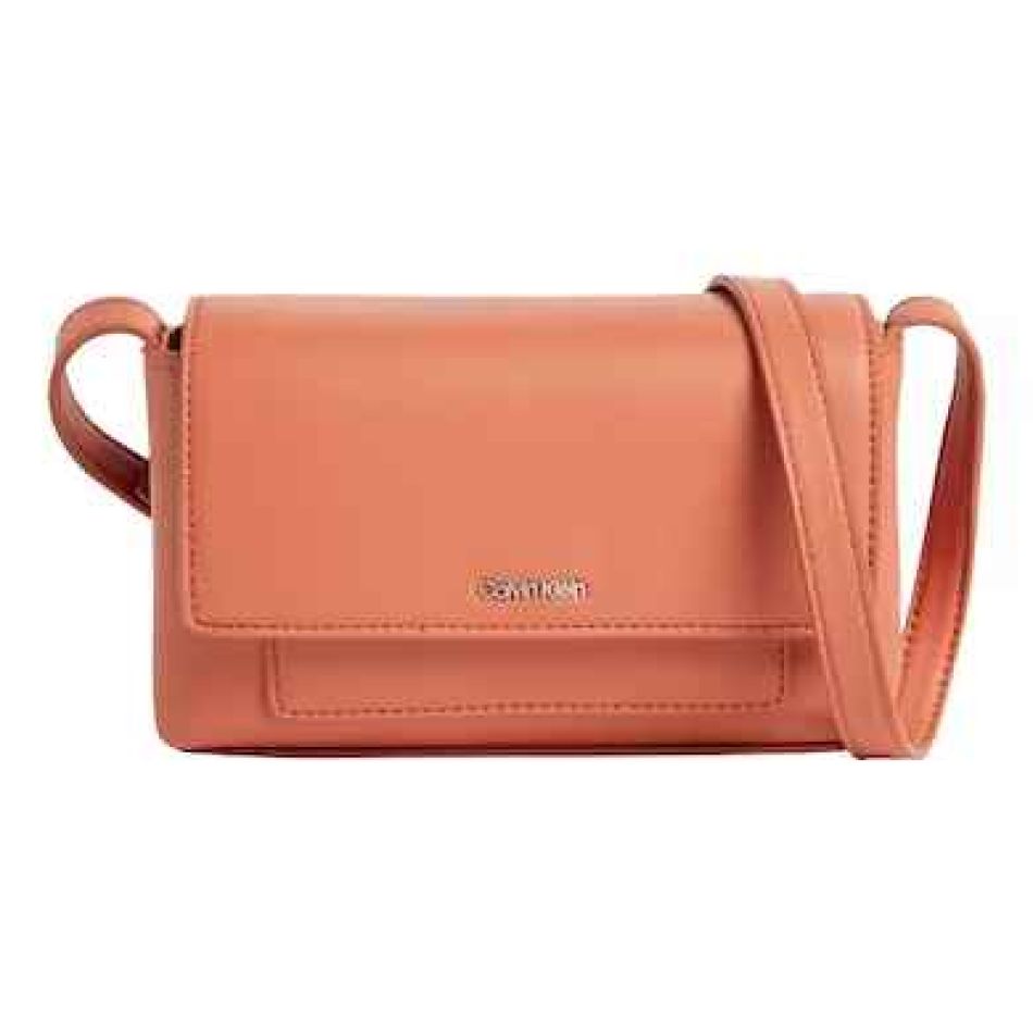 Peach Fuzz: Culoarea anului 2024 în modă