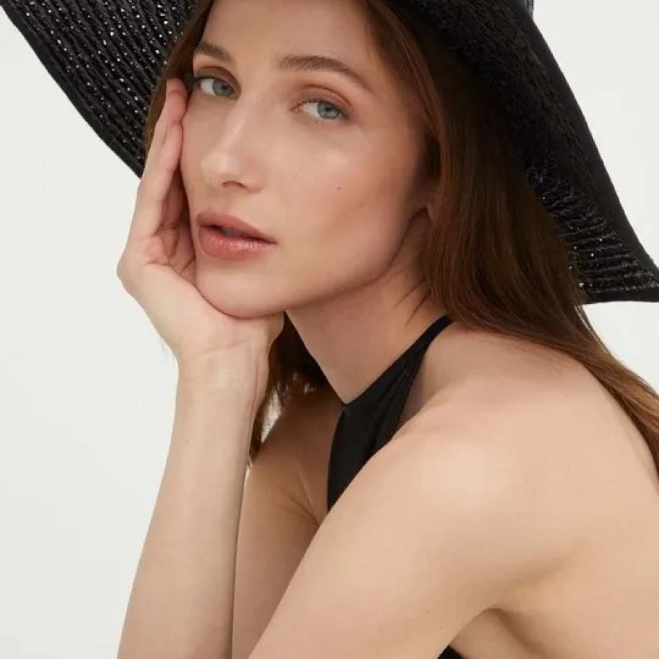 CHIC ȘI PROTEJATĂ DE SOARE CU 20 DE PĂLĂRII ȘI ȘEPCI