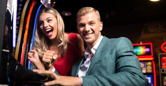 Ce îi determină pe bărbați să joace în cazinourile online mai des decât femeile?