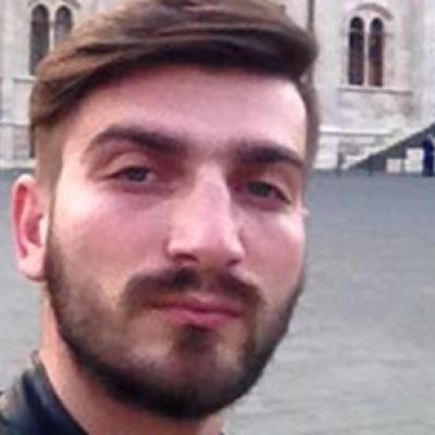 Silviu Mircescu a făcut senzație la Vocea României: Actorul s-a dezbrăcat la bustul gol pe scenă!