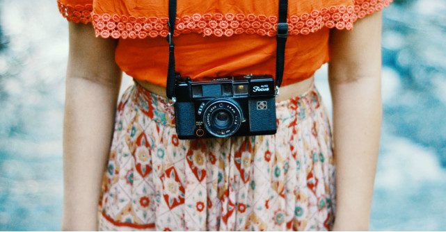 Pantaloni lungi și vaporosi de vara: 5 modele sub 100 lei