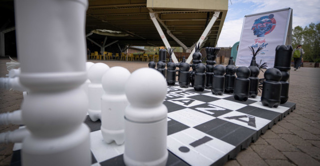 Bergenbier S.A. și ParkLake susțin „Trash into Art”, o instalație realizată din PET-uri reciclate