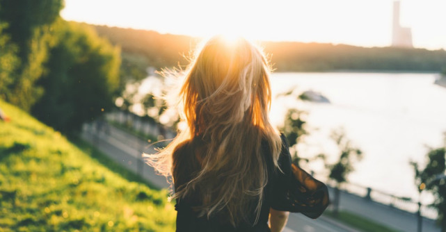 Păr strălucitor și răsfățat chiar și vara: 6 șampoane profesionale cu protecție UV