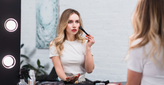 Cum să-ți dezvolți abilitățile de machiaj artist în cadrul unui curs profesionist