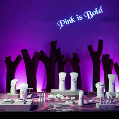 Noua colecție de bijuterii Pandora s-a lansat printr-o petrecere pink manifest